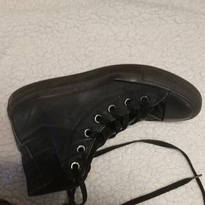 Black beat up converse men's six women's 8